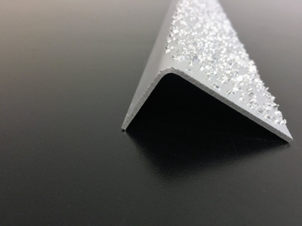 Borde de escalera galvanizado 2 mm